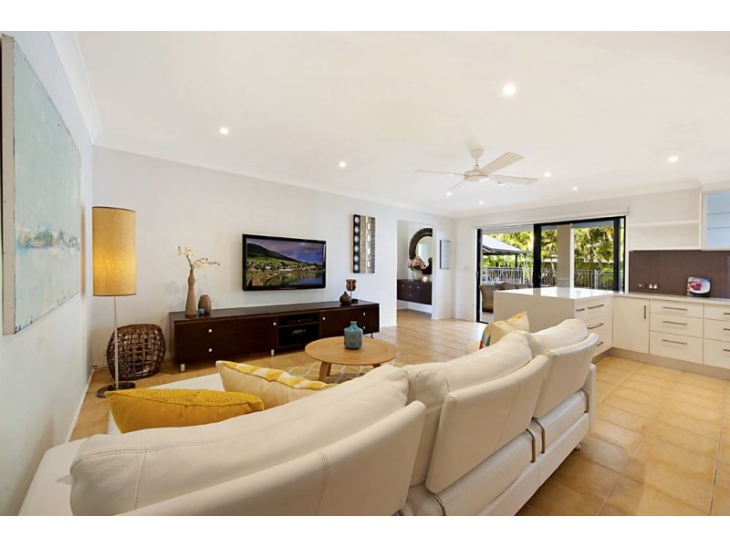 9 Timana Avenue, Mermaid Waters QLD 4218