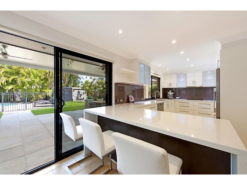 9 Timana Avenue, Mermaid Waters QLD 4218