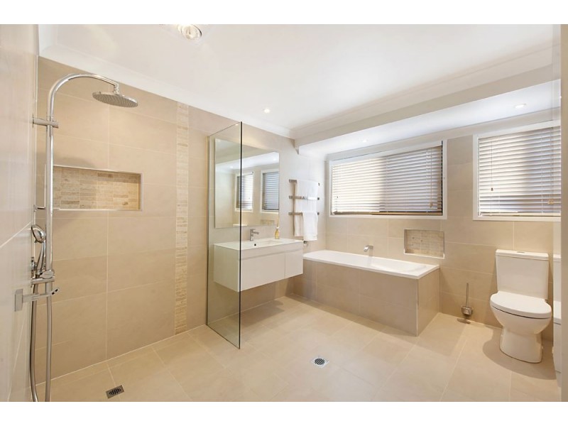 9 Timana Avenue, Mermaid Waters QLD 4218