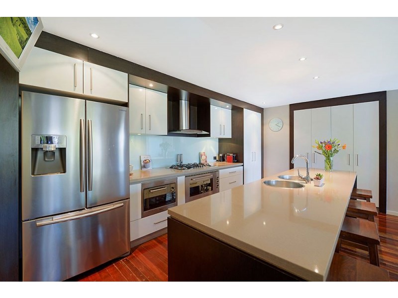 18 Plover Avenue, Paradise Point QLD 4216