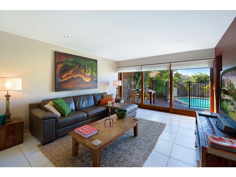 18 Plover Avenue, Paradise Point QLD 4216