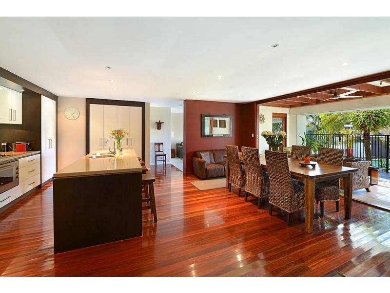 18 Plover Avenue, Paradise Point QLD 4216