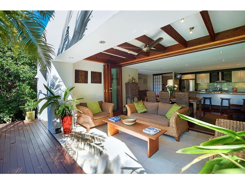 18 Plover Avenue, Paradise Point QLD 4216