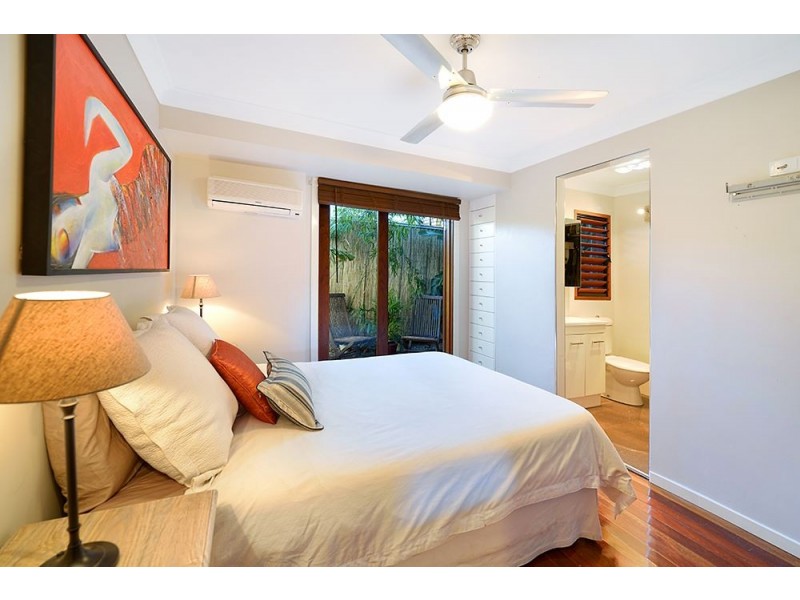 18 Plover Avenue, Paradise Point QLD 4216