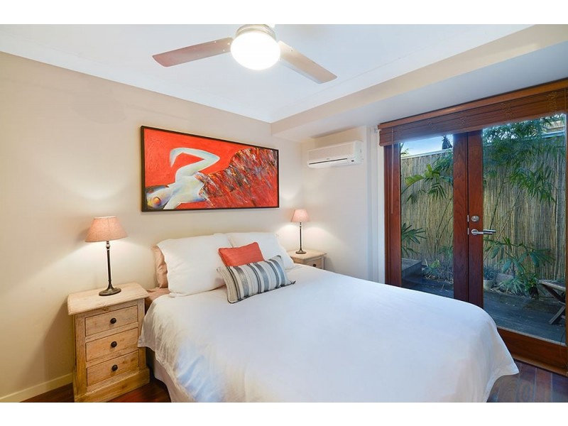18 Plover Avenue, Paradise Point QLD 4216