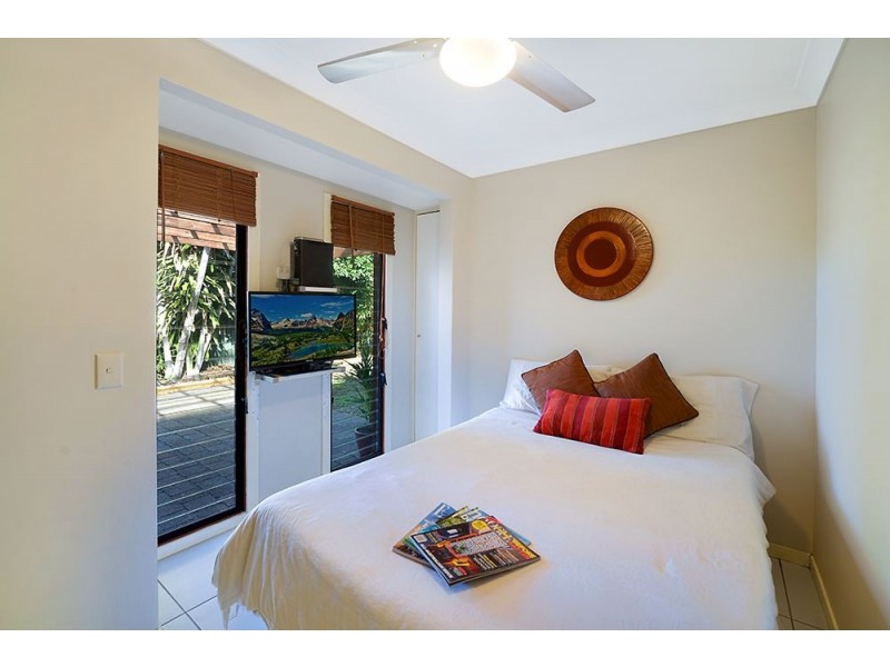 18 Plover Avenue, Paradise Point QLD 4216