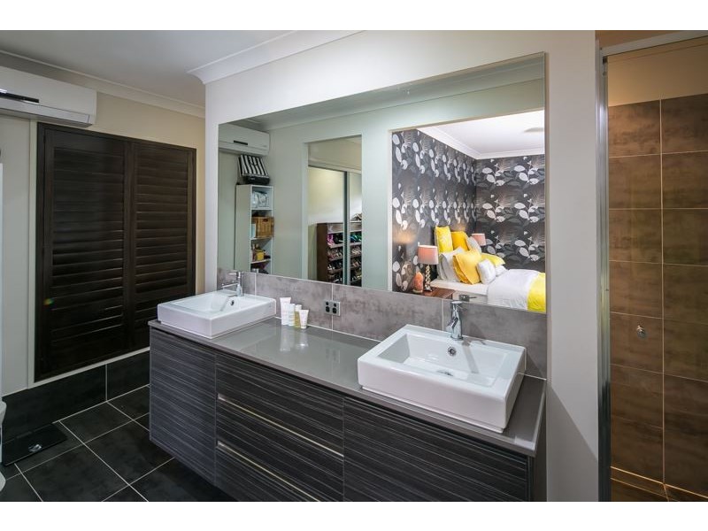 9 Ashgrove Avenue, Runaway Bay QLD 4216