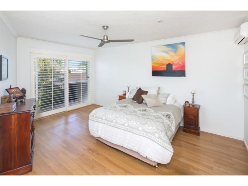 135 Pebble Beach Drive, Runaway Bay QLD 4216