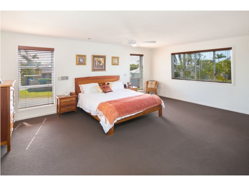 135 Pebble Beach Drive, Runaway Bay QLD 4216