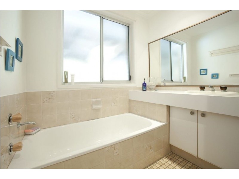 20 Waitomo Street, Broadbeach Waters QLD 4218