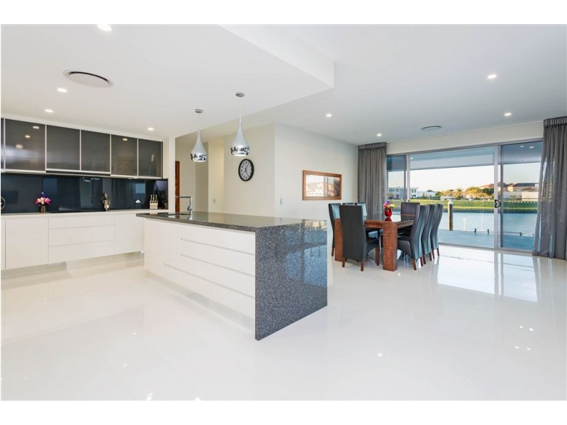 2211 Taromeo Court, Hope Island QLD 4212