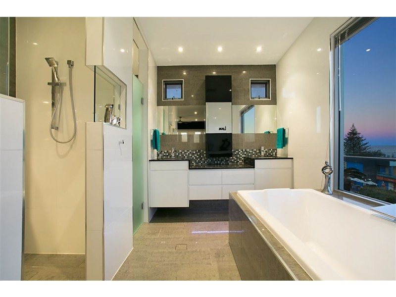 13 Kelly Avenue, Miami QLD 4220