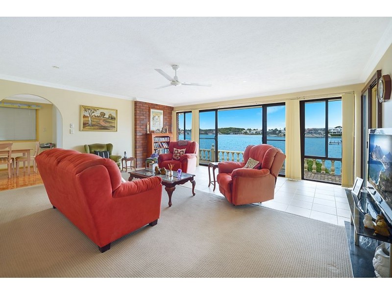 17 Pilot Court, Mermaid Waters QLD 4218