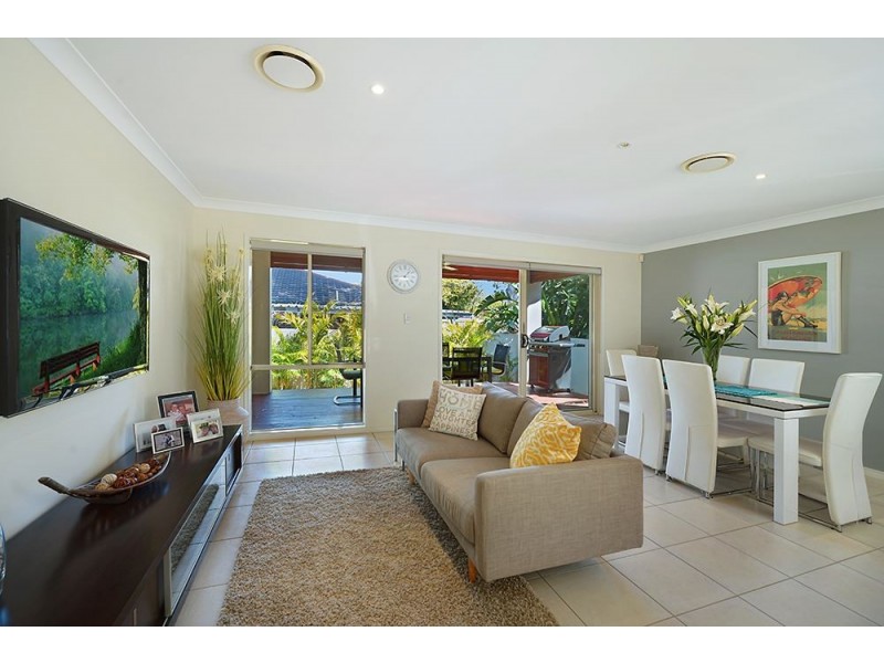 2/36 Victor Avenue, Paradise Point QLD 4216