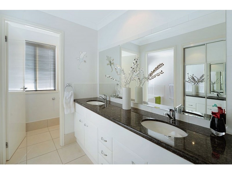 2/36 Victor Avenue, Paradise Point QLD 4216