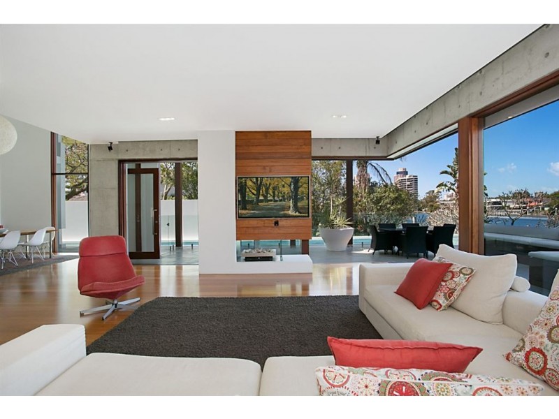 102 Amalfi Drive, Isle Of Capri QLD 4217