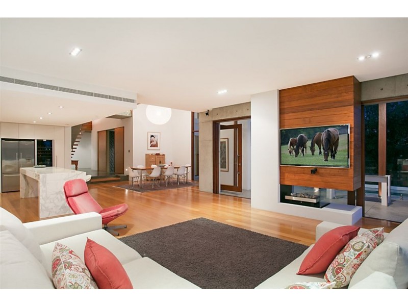 102 Amalfi Drive, Isle Of Capri QLD 4217