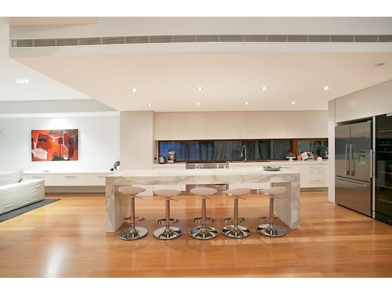 102 Amalfi Drive, Isle Of Capri QLD 4217