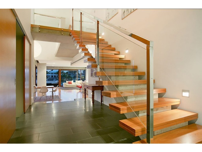 102 Amalfi Drive, Isle Of Capri QLD 4217