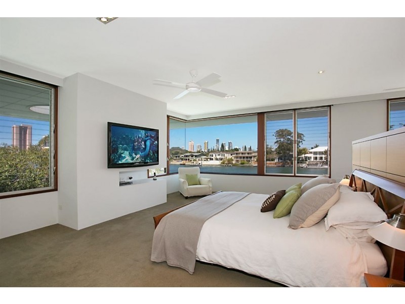 102 Amalfi Drive, Isle Of Capri QLD 4217