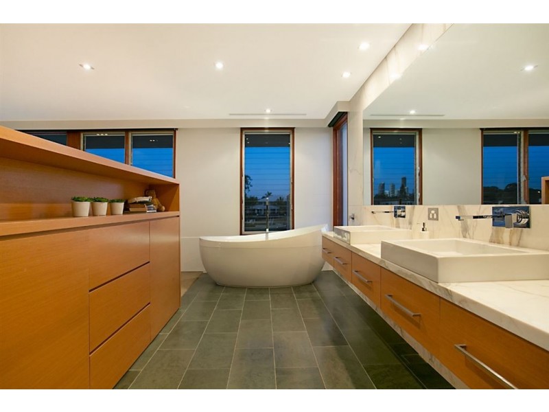 102 Amalfi Drive, Isle Of Capri QLD 4217