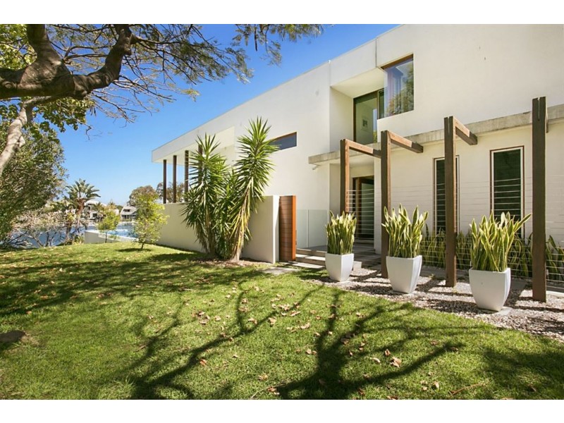 102 Amalfi Drive, Isle Of Capri QLD 4217