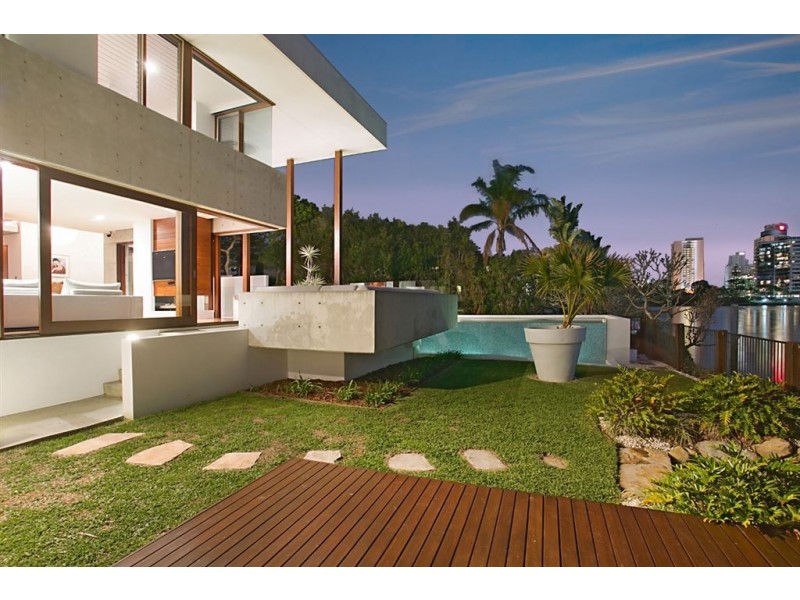 102 Amalfi Drive, Isle Of Capri QLD 4217
