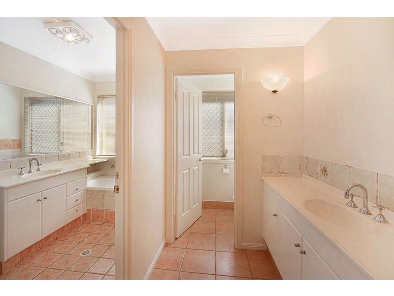 8 Ballybunyon Crescent, Hope Island QLD 4212