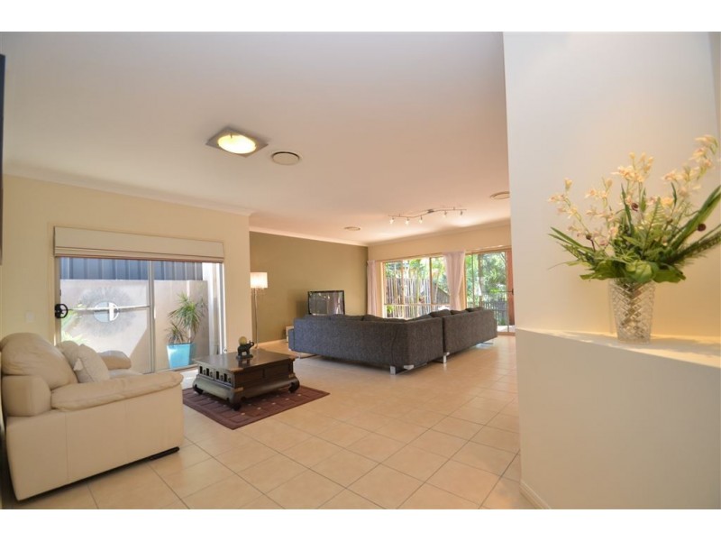 5 Ranier Crescent, Varsity Lakes QLD 4227