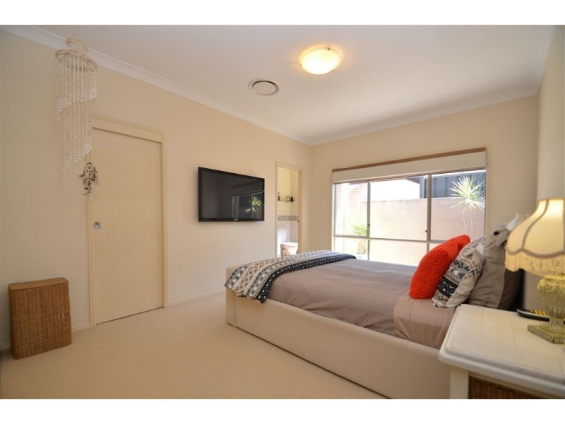 5 Ranier Crescent, Varsity Lakes QLD 4227