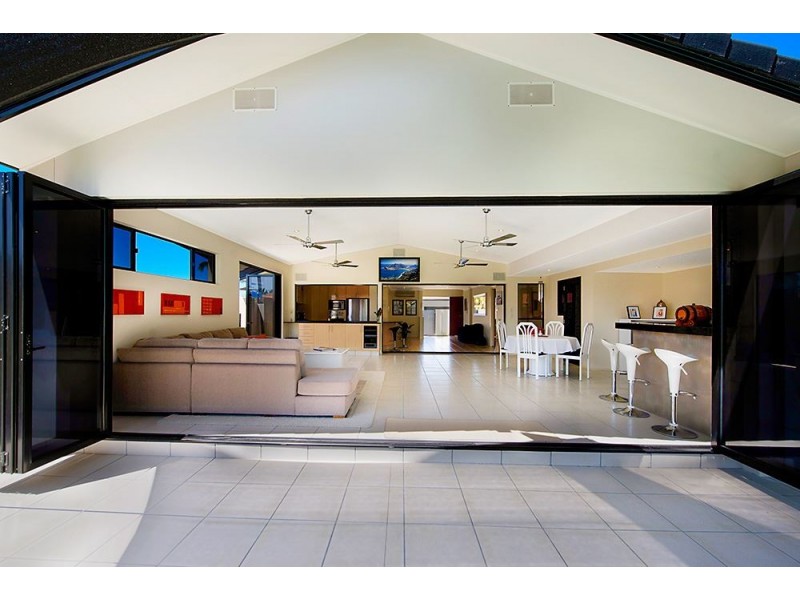 4 Reef Court, Mermaid Waters QLD 4218