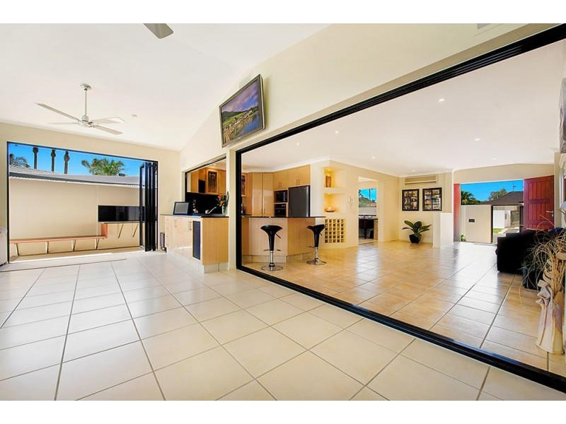 4 Reef Court, Mermaid Waters QLD 4218