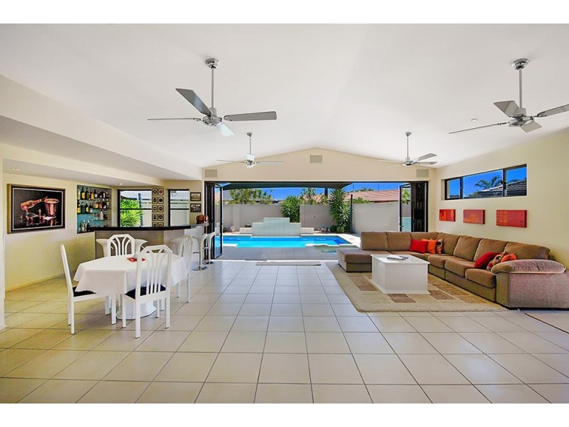 4 Reef Court, Mermaid Waters QLD 4218