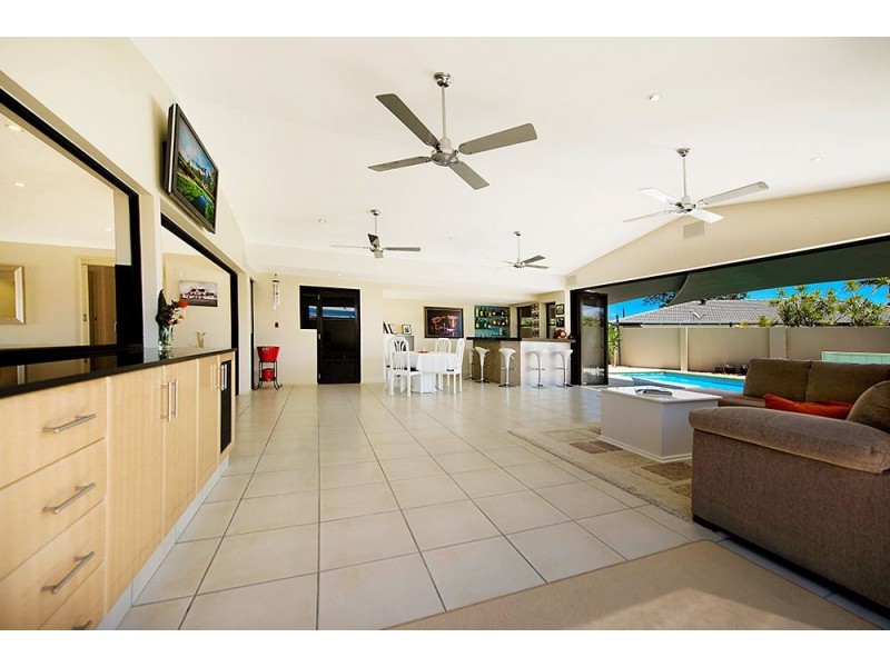 4 Reef Court, Mermaid Waters QLD 4218