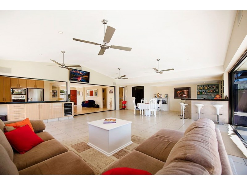 4 Reef Court, Mermaid Waters QLD 4218