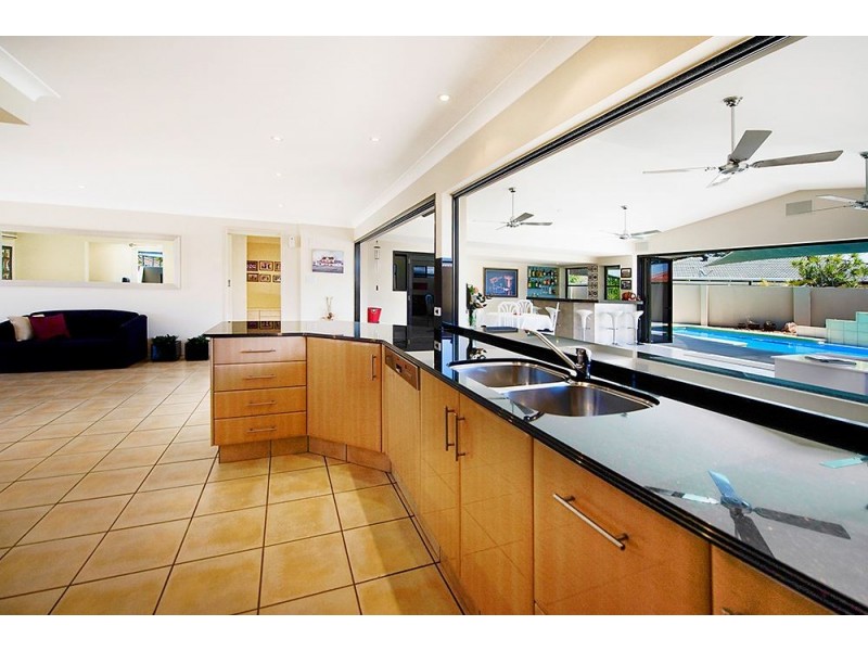 4 Reef Court, Mermaid Waters QLD 4218