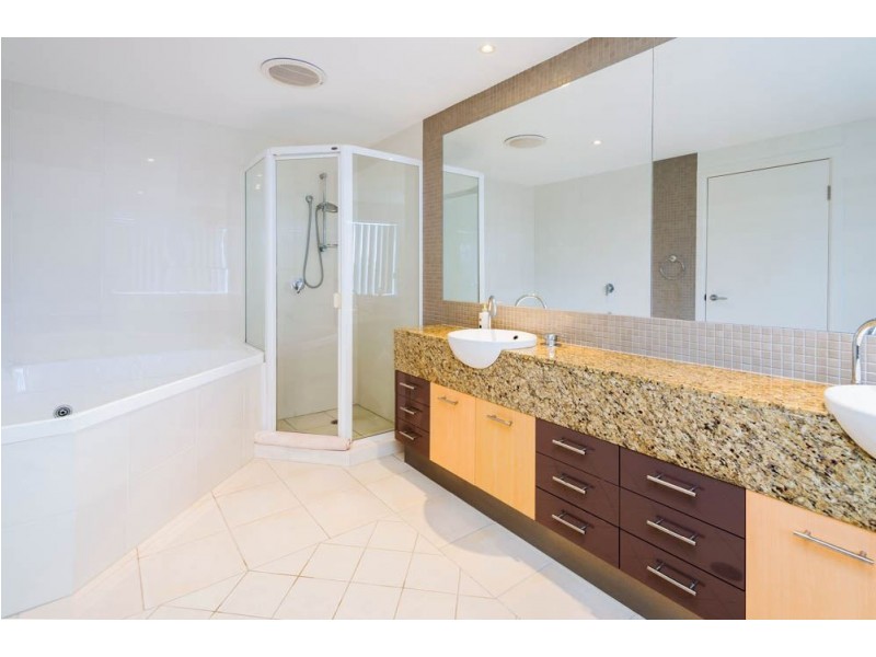 6/16-18 Canal Avenue, Runaway Bay QLD 4216