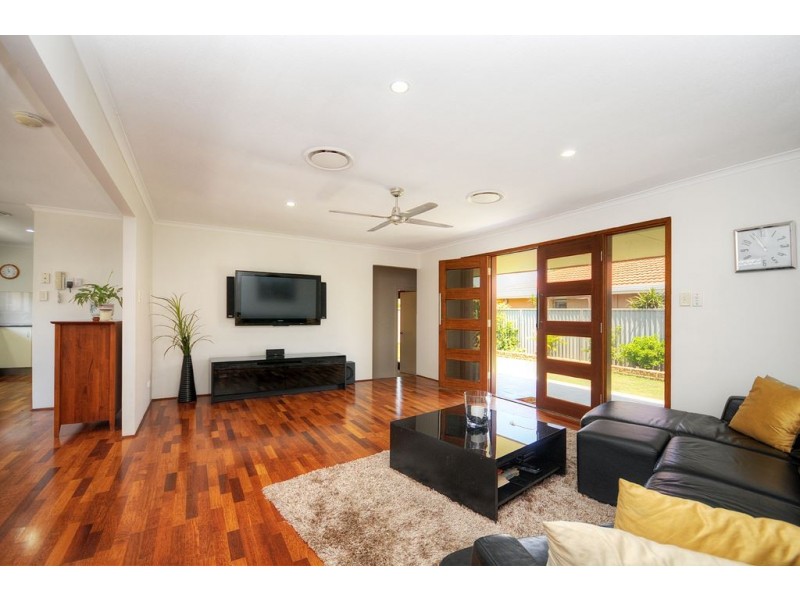 35 Markeri Street, Mermaid Waters QLD 4218