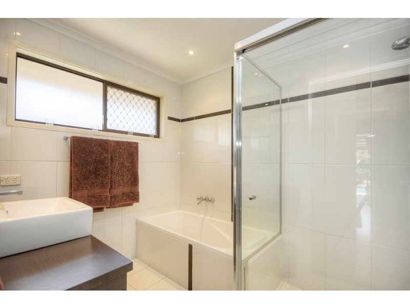 35 Markeri Street, Mermaid Waters QLD 4218