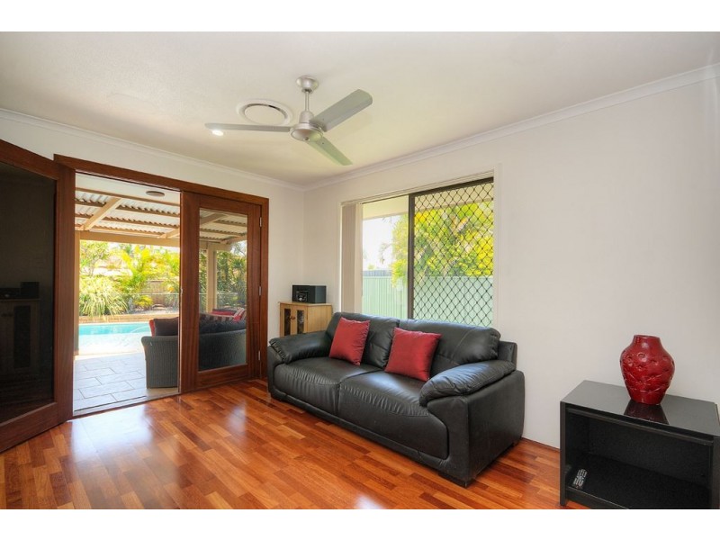 35 Markeri Street, Mermaid Waters QLD 4218