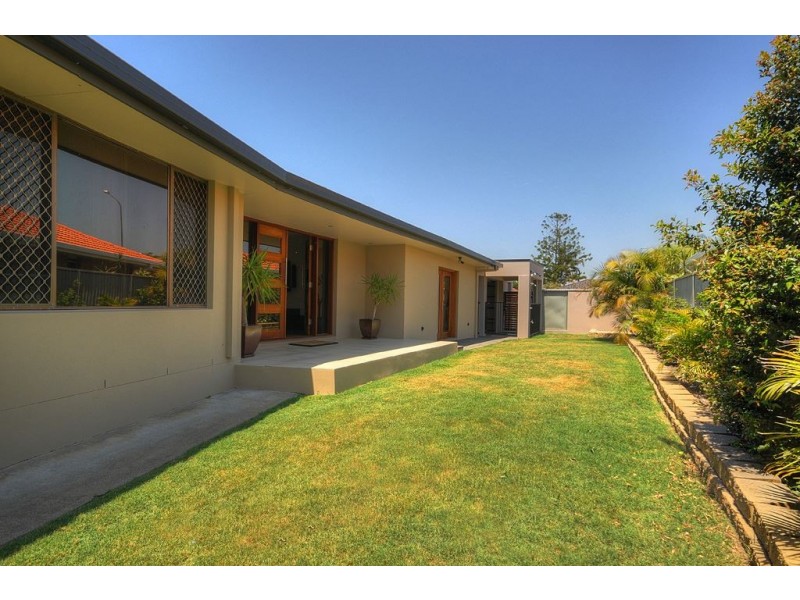 35 Markeri Street, Mermaid Waters QLD 4218