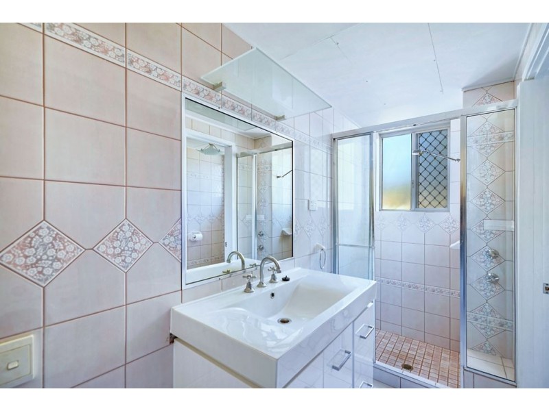 120 Stanhill Drive, Chevron Island QLD 4217