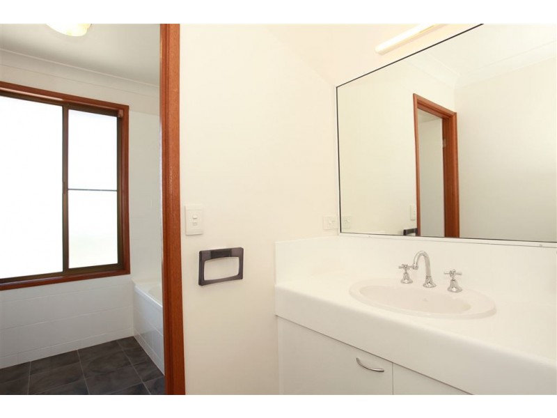 222 Mt Ommaney Drive, Mount Ommaney QLD 4074