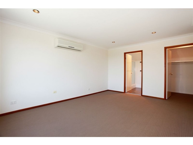 222 Mt Ommaney Drive, Mount Ommaney QLD 4074