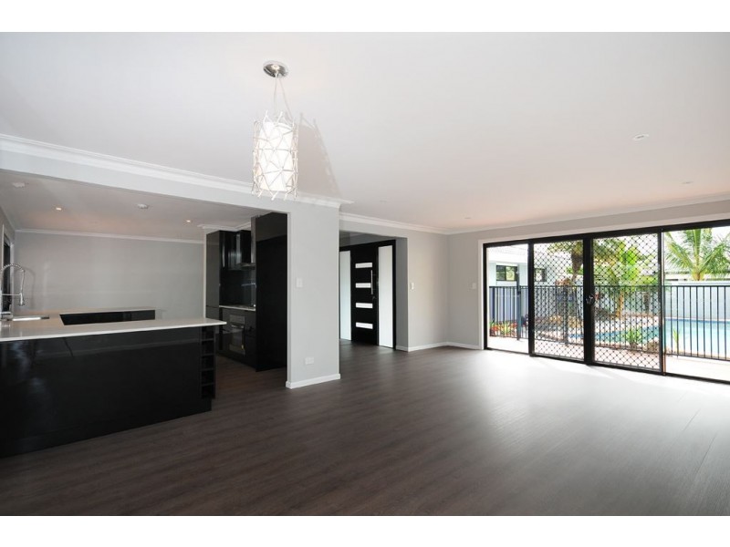13 Sundowner Court, Mermaid Waters QLD 4218