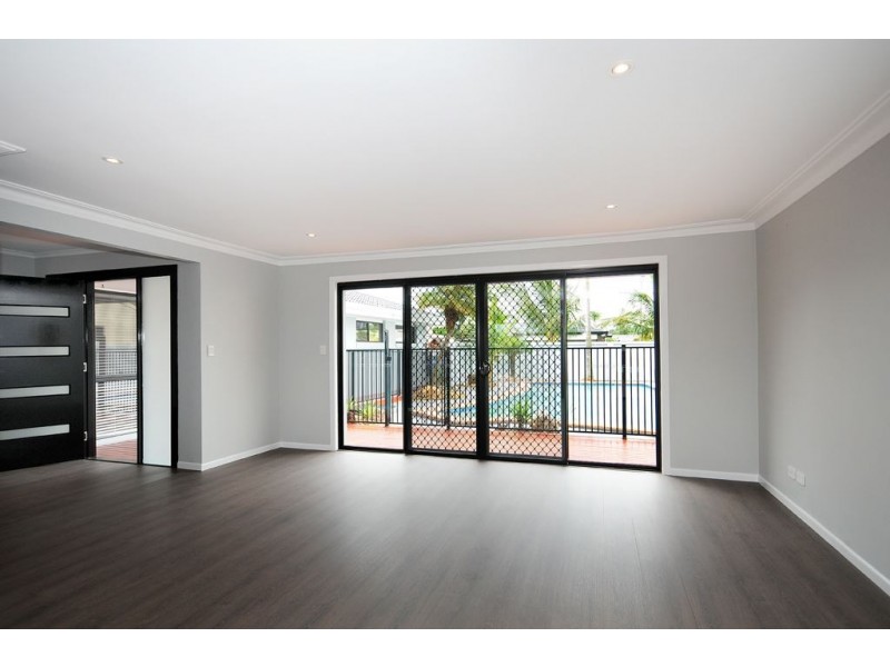 13 Sundowner Court, Mermaid Waters QLD 4218