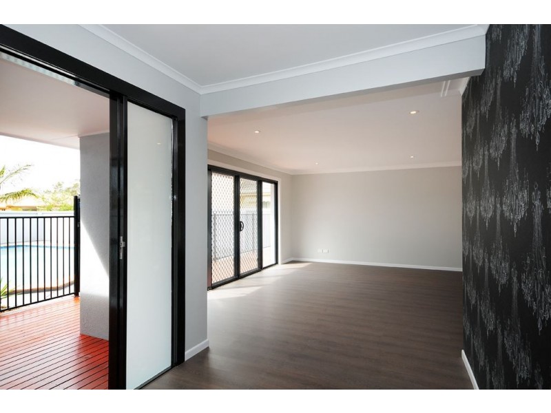 13 Sundowner Court, Mermaid Waters QLD 4218
