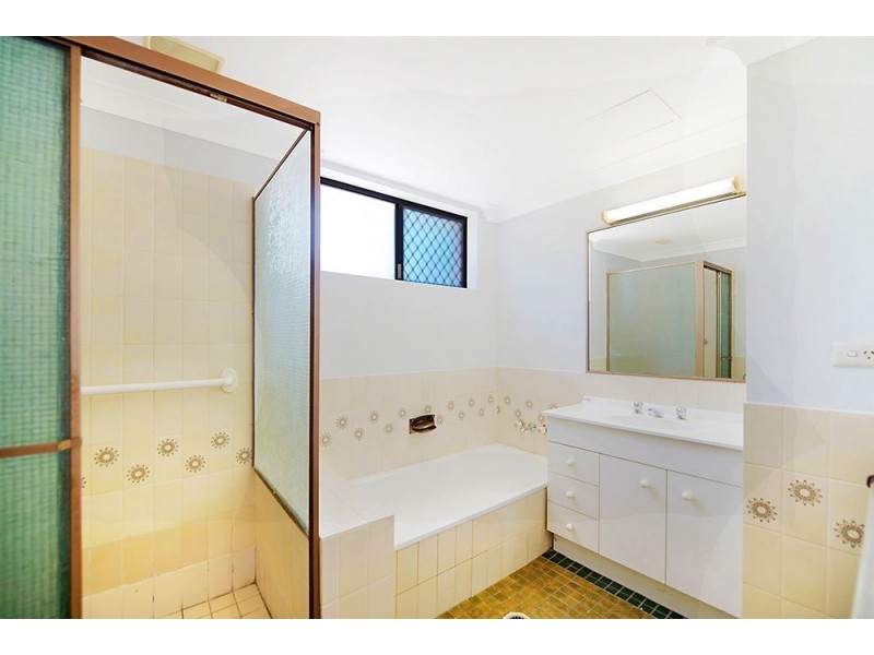 2/44 Oceanic Drive, Mermaid Waters QLD 4218