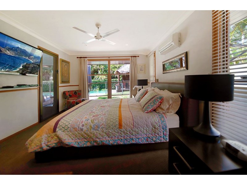 5 Bimini Court, Clear Island Waters QLD 4226