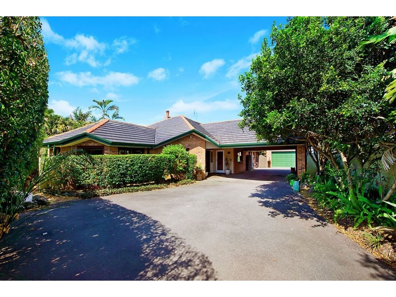 5 Bimini Court, Clear Island Waters QLD 4226